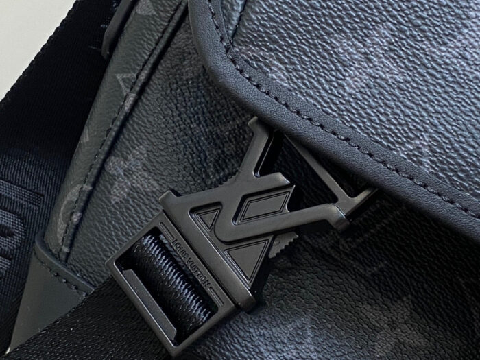 Borsa di lusso in pelle con chiusura geometrica in metallo nero e dettagli raffinati.