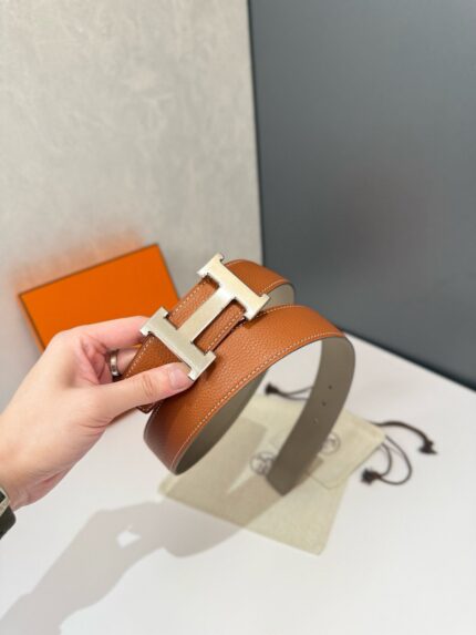 Cintura in pelle con fibbia H, lusso italiano, elegante e versatile.