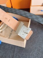 Cintura di lusso in pelle con fibbia in acciaio, stile elegante e raffinato.