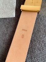 Cintura in pelle naturale con fibbia dorata, stile classico e di alta qualità per ogni occasione.