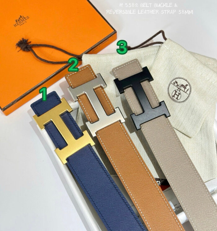 Set di cinture di pelle di lusso con fibbia logo H, elegante e di alta qualità.