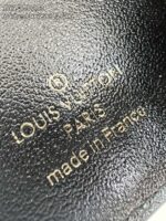 Etichetta Louis Vuitton in pelle nera, made in Francia, simbolo di lusso e alta moda.
