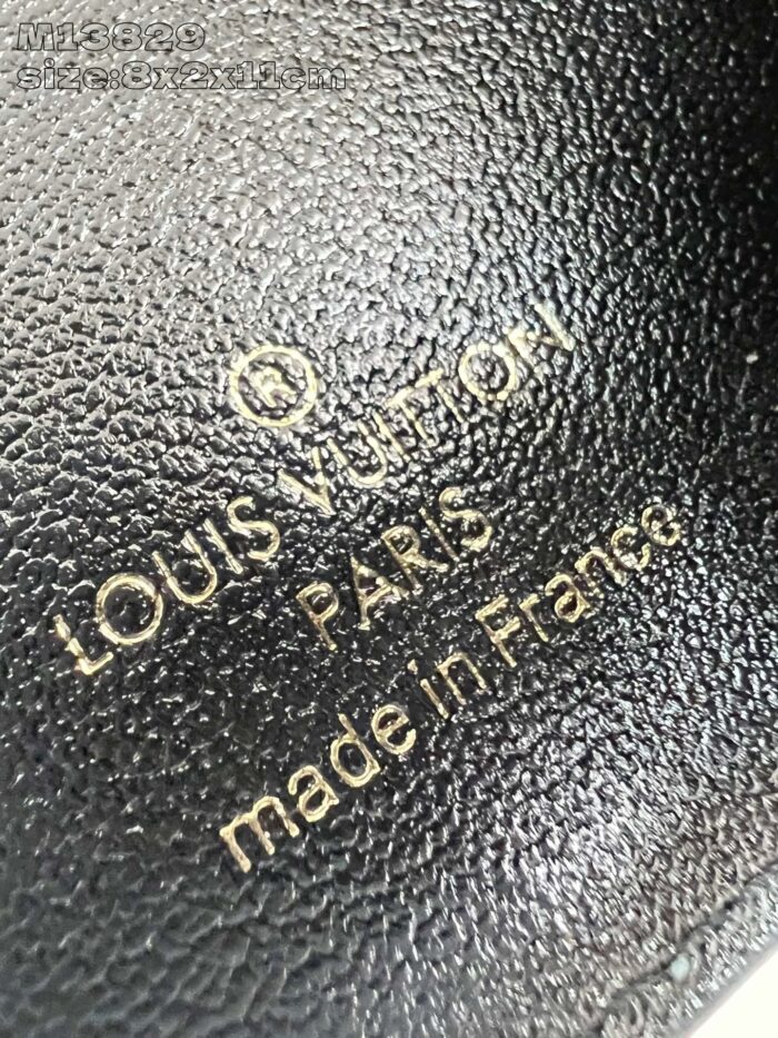 Etichetta Louis Vuitton in pelle nera, made in Francia, simbolo di lusso e alta moda.