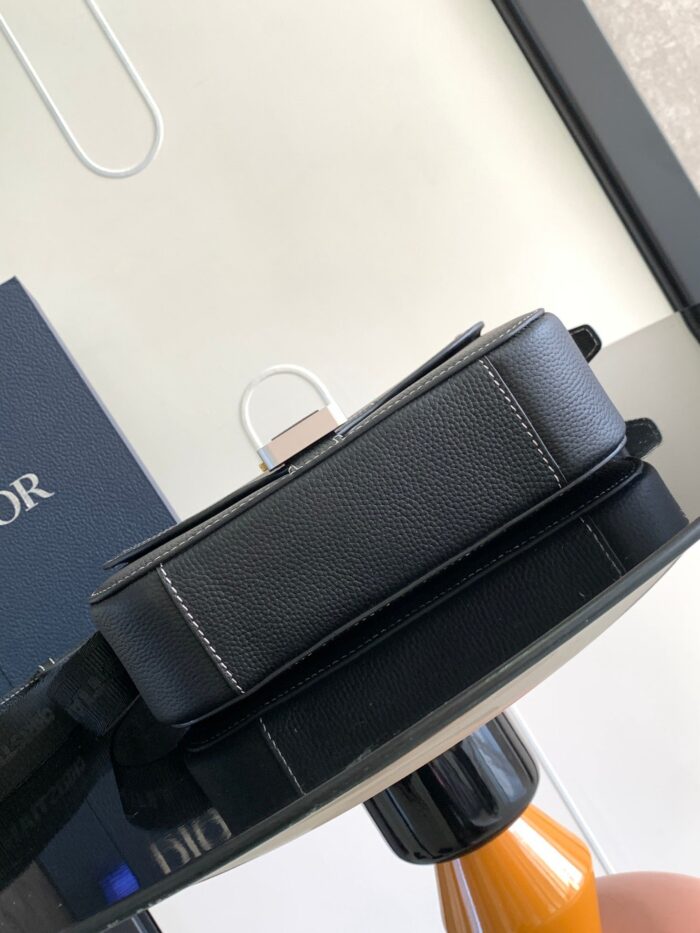 Custodia in pelle nera di lusso con cuciture bianche, elegante e moderna su superficie riflettente.