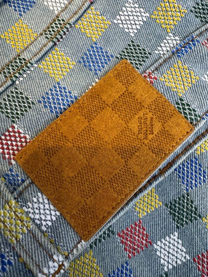 Carta di lusso dorata su tessuto denim colorato, stile elegante e giocoso.