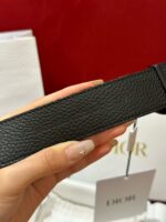 Cinghia in pelle Dior di lusso, dettagli eleganti e stile raffinato per accessori di alta moda.