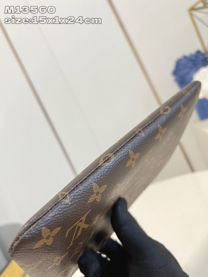 Borsa in pelle marrone con motivi dorati eleganti, design di lusso e stile sofisticato.