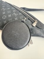 Borsa di lusso nera in pelle con custodia compatta elegante e dettagli raffinati.