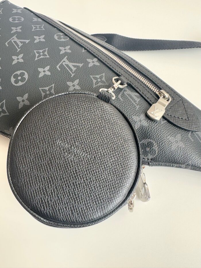 Borsa di lusso nera in pelle con custodia compatta elegante e dettagli raffinati.