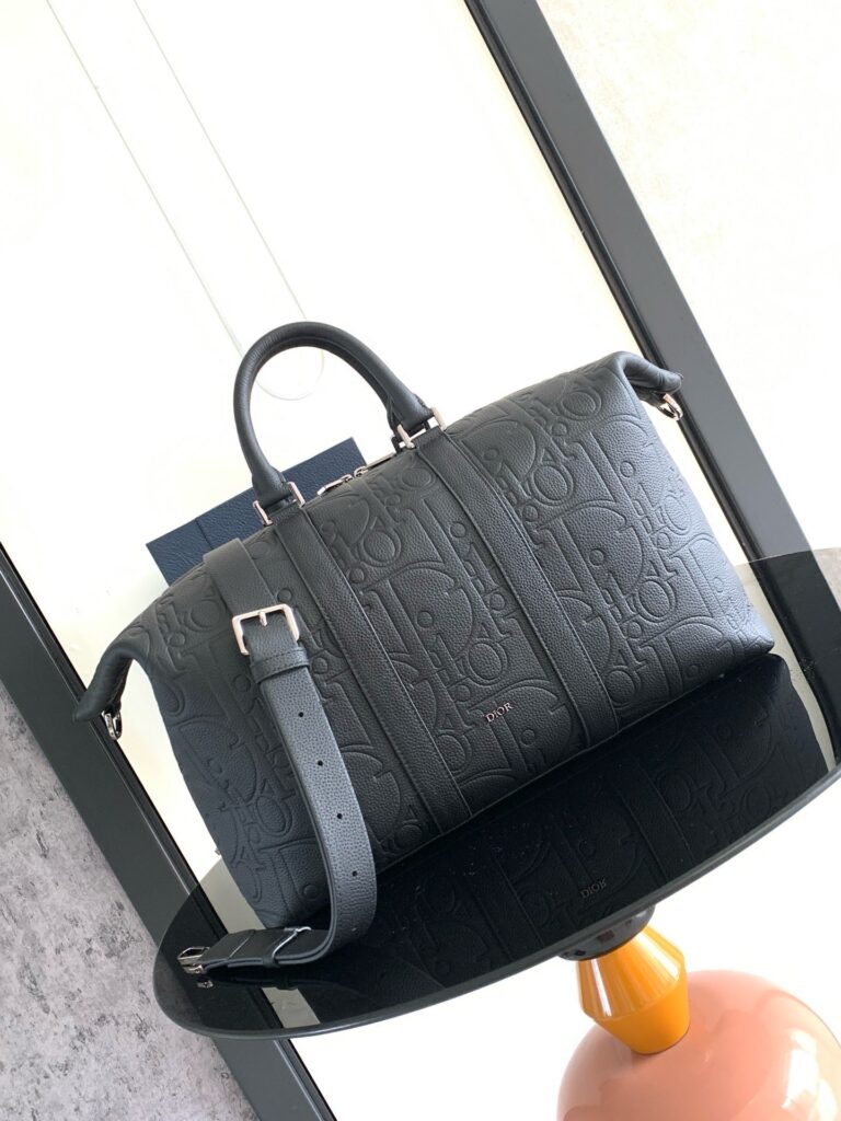 Borsa in pelle nera elegante con manici e tracolla, stile moderno e sofisticato.