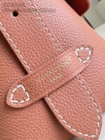 Borsa di lusso Louis Vuitton in pelle pebbled con logo embossato e dettagli artigianali.