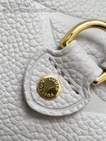 Dettaglio cuoio Louis Vuitton con bottone dorato e cuciture impeccabili.