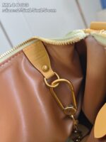 Borsa elegante in pelle con zip dorata e dettagli interni raffinati.