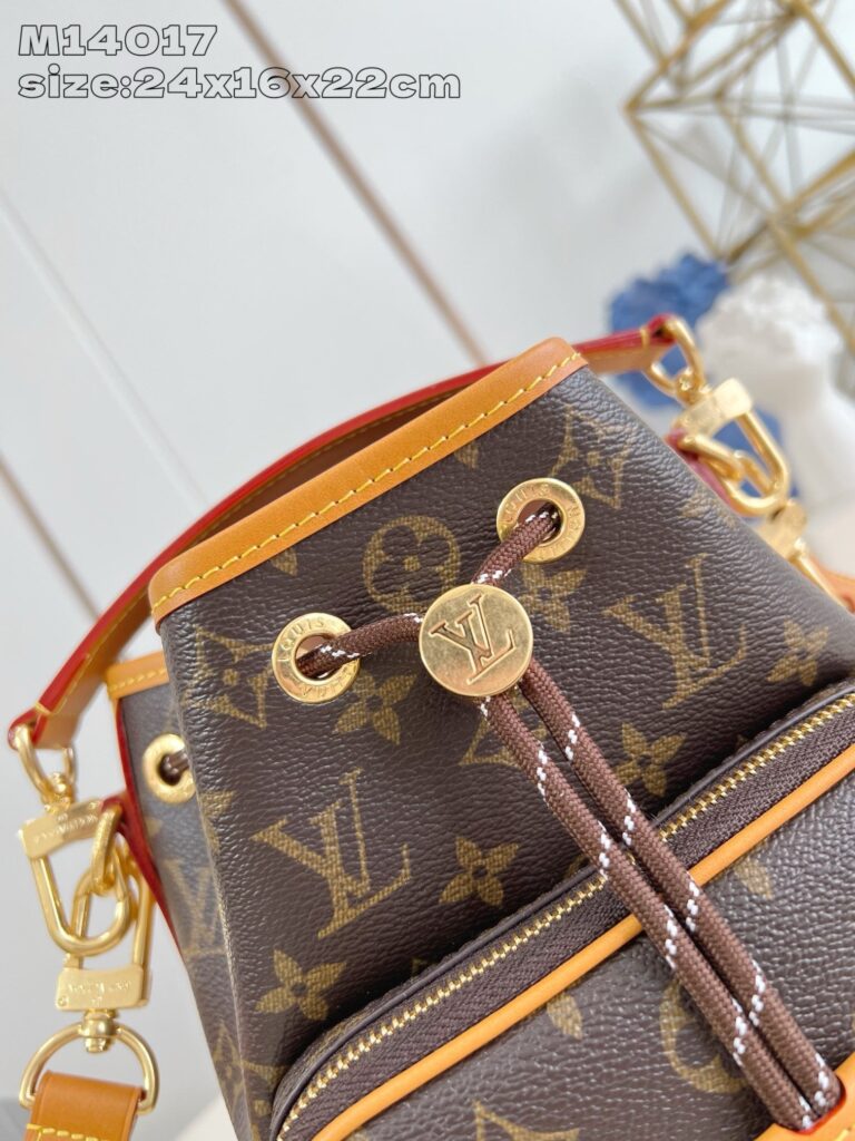 Borsa di lusso con monogramma, dettagli dorati e tracolla regolabile elegante.