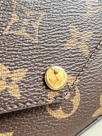 Borsa di lusso in pelle con dettaglio in oro e motivo eleganti, simbolo di qualità e stile.