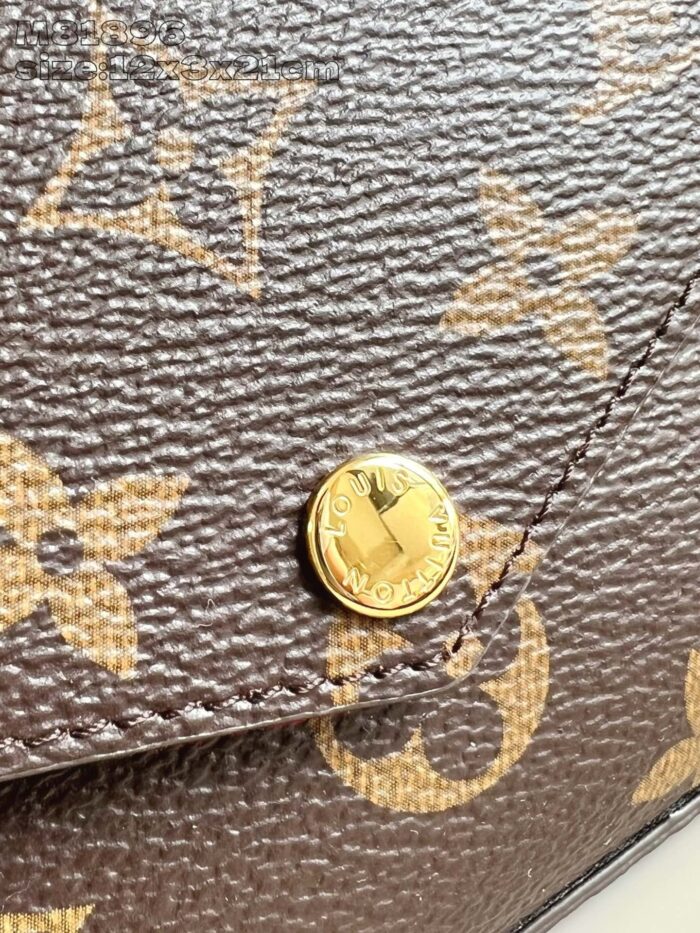 Borsa di lusso in pelle con dettaglio in oro e motivo eleganti, simbolo di qualità e stile.