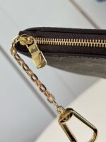 Portafoglio di lusso con zip e catena in oro, dettagli eleganti e materiali di alta qualità.