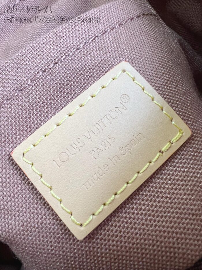 Etichetta Louis Vuitton in pelle, tessuto lavanda, fatto in Spagna, con cuciture dettagliate.