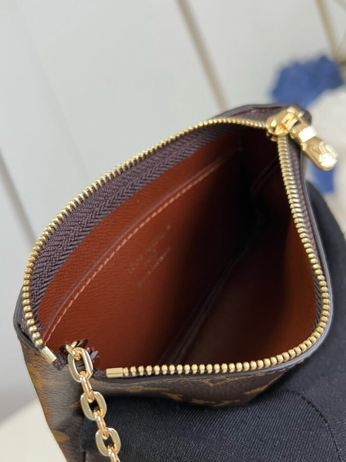 Interno di borsa di lusso con rivestimento in pelle, zip oro e dettagli elegante.