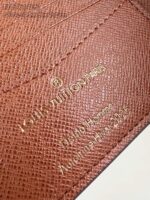 Portafoglio in pelle Louis Vuitton con logo in oro e design elegante.