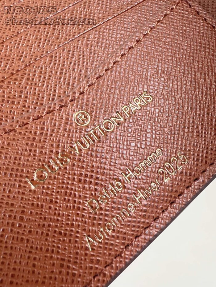 Portafoglio in pelle Louis Vuitton con logo in oro e design elegante.