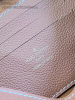 Borsa in pelle Louis Vuitton con logo impresso, cuciture blu e dettagli di lusso Français.