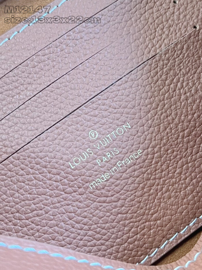 Borsa in pelle Louis Vuitton con logo impresso, cuciture blu e dettagli di lusso Français.