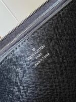 Borsa Louis Vuitton in pelle nera con logo e dettagli di alta qualità, made in France.