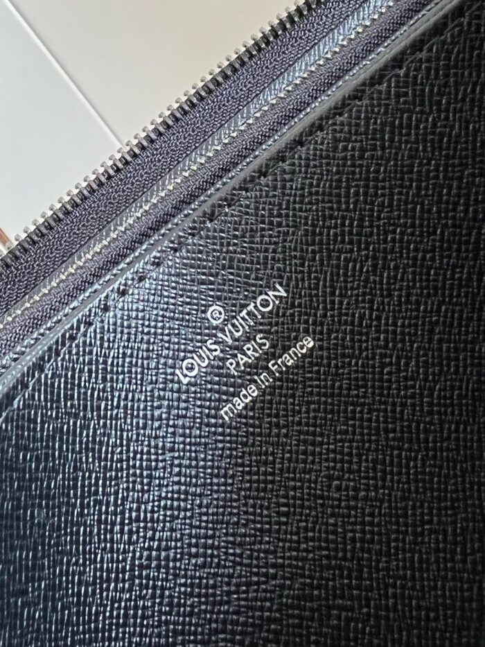 Borsa Louis Vuitton in pelle nera con logo e dettagli di alta qualità, made in France.