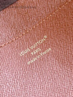 Logo Louis Vuitton su pelle, made in France, in stile raffinato e di lusso.