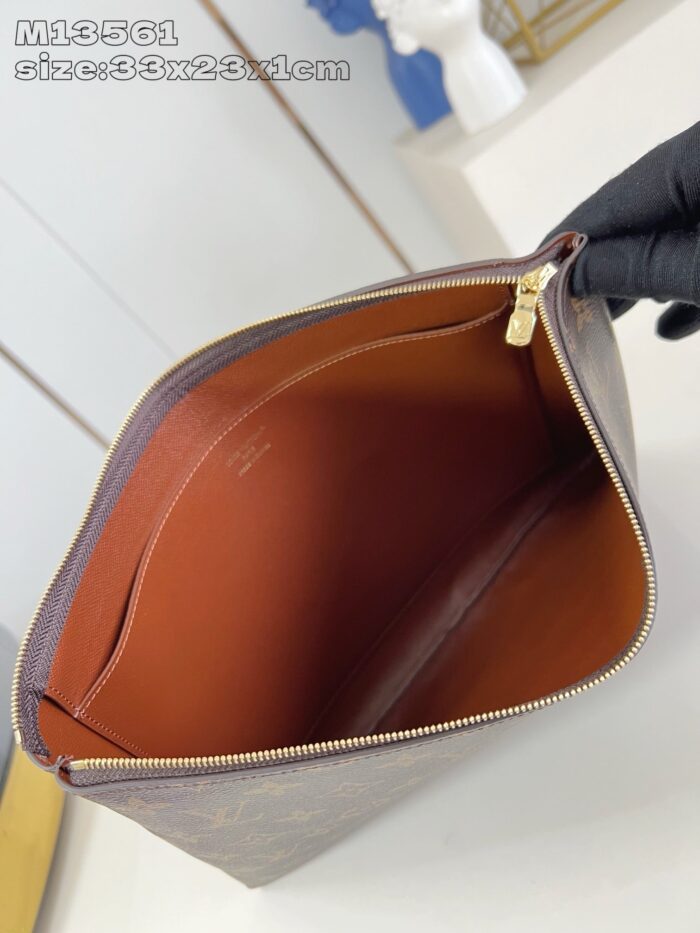 Borsa elegante in pelle con interno marrone e dettaglio zip oro, perfetta per ogni occasione.