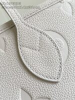 Borsa in pelle bianca con dettaglio a foglia e cuciture eleganti, stile raffinato e di lusso.