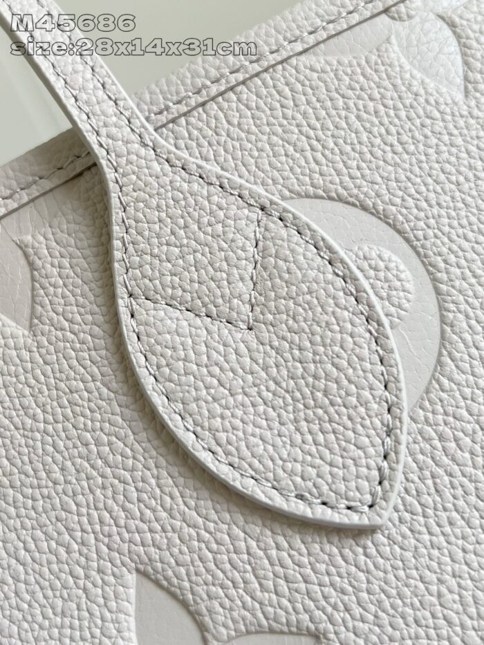 Borsa in pelle bianca con dettaglio a foglia e cuciture eleganti, stile raffinato e di lusso.
