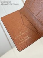 Portafoglio di lusso in pelle Louis Vuitton, elegante e raffinato, con dettagli premium e design sofisticato.