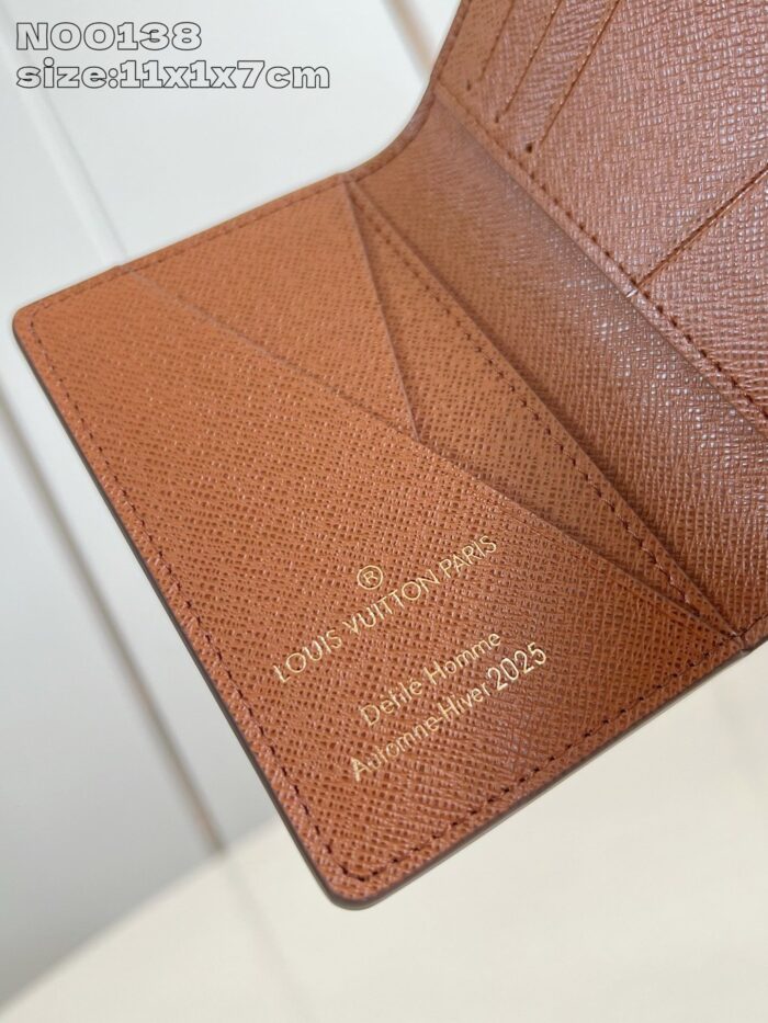 Portafoglio di lusso in pelle Louis Vuitton, elegante e raffinato, con dettagli premium e design sofisticato.