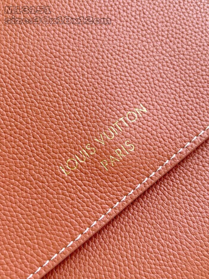 Portafoglio in pelle Louis Vuitton con logo dorato e cuciture di alta qualità.