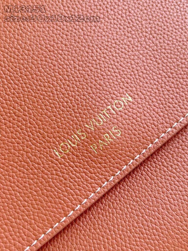 Portafoglio in pelle Louis Vuitton con logo dorato e cuciture di alta qualità.