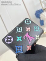 Portafoglio in pelle nera con motivi colorati e grande lettera A, stile elegante e compatto.