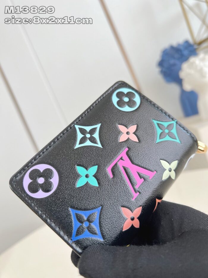 Portafoglio in pelle nera con motivi colorati e grande lettera A, stile elegante e compatto.