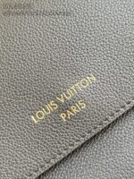 Porta in pelle Louis Vuitton con logo dorato e texture raffinata, simbolo di lusso e eleganza.
