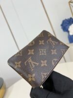 Portafoglio Louis Vuitton in monogramma di pelle di lusso, elegante e pratico.