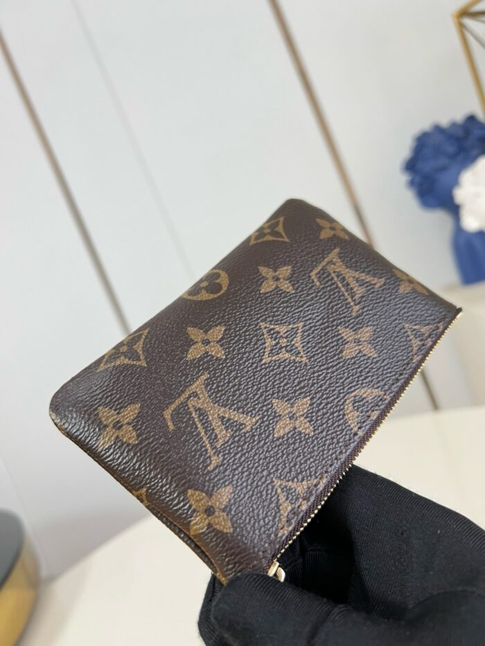 Portafoglio Louis Vuitton in monogramma di pelle di lusso, elegante e pratico.