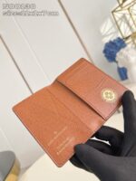 Portafoglio in pelle marrone di lusso, dettagli raffinati e logo elegante.