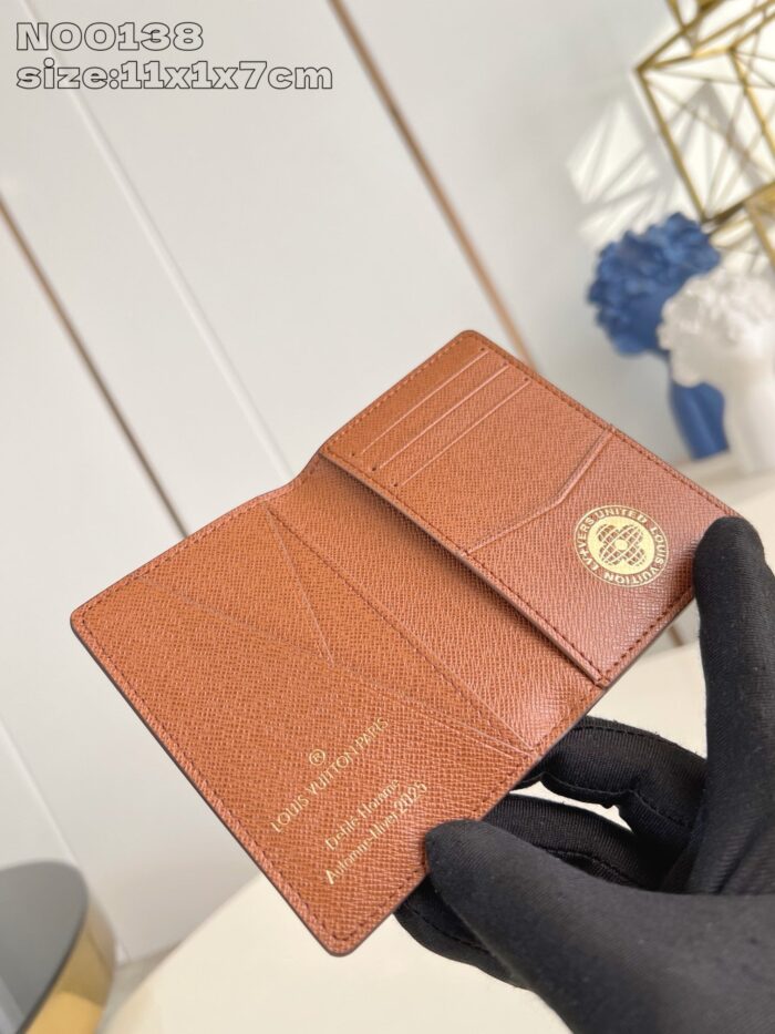 Portafoglio in pelle marrone di lusso, dettagli raffinati e logo elegante.