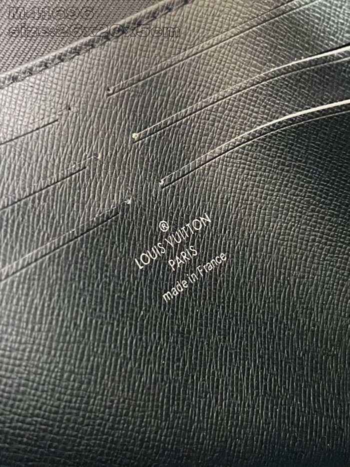 Portafoglio Louis Vuitton in pelle nera autentico, elegante e di alta qualità.