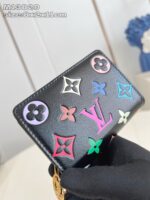 Portafoglio Louis Vuitton nero con motivi floreali colorati e design elegante.