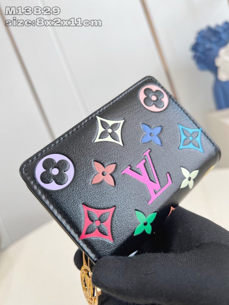Portafoglio Louis Vuitton nero con motivi floreali colorati e design elegante.