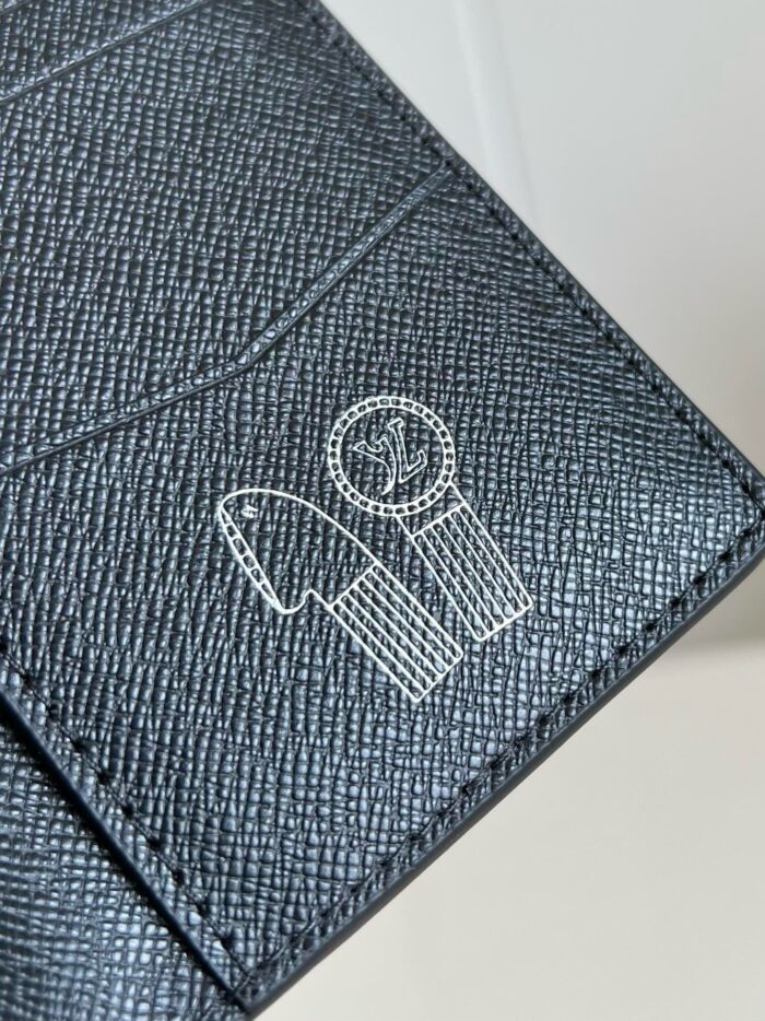 Portafoglio nero elegante in similpelle con logo cosmetico embossato, stile classico e raffinato.