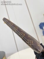 Portafoglio di lusso in pelle con motivo monogramma e dettagli dorati eleganti.
