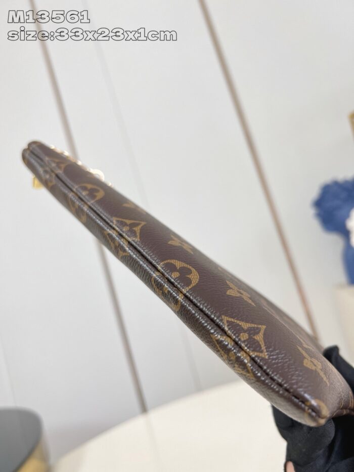 Portafoglio di lusso in pelle con motivo monogramma e dettagli dorati eleganti.